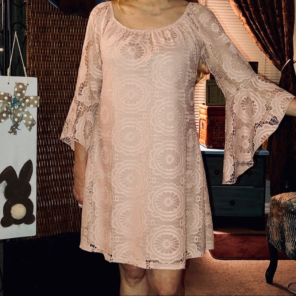 Honeyme Brand Dress w/Bell Sleeves! Size Medium